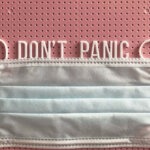 Mascherina con scritta 'Don't panic'