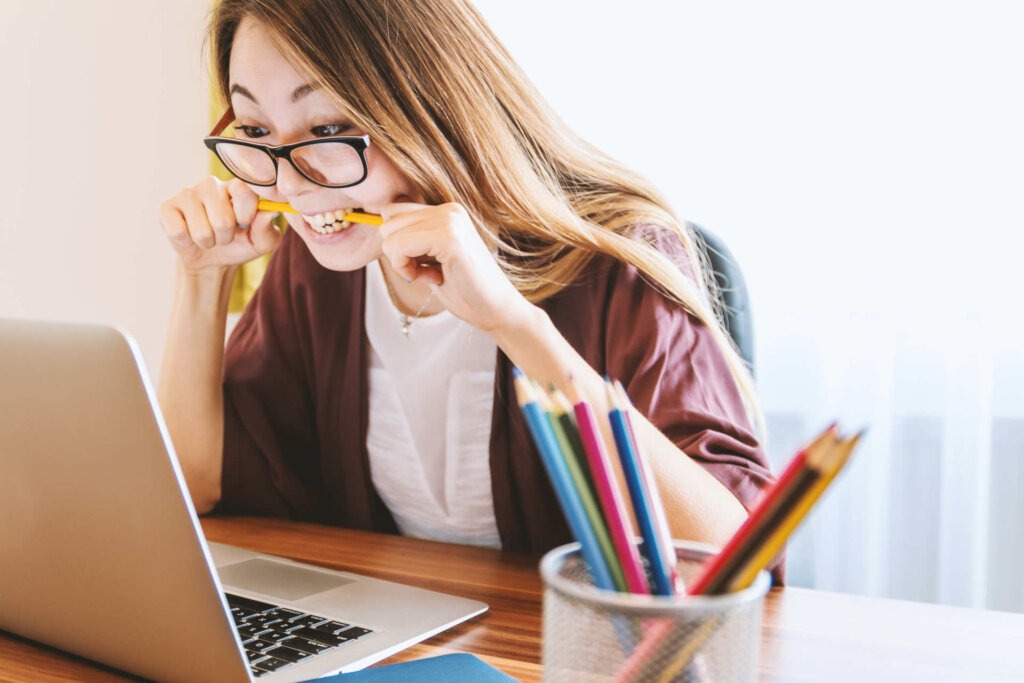 Ragazza con espressione tesa al portatile